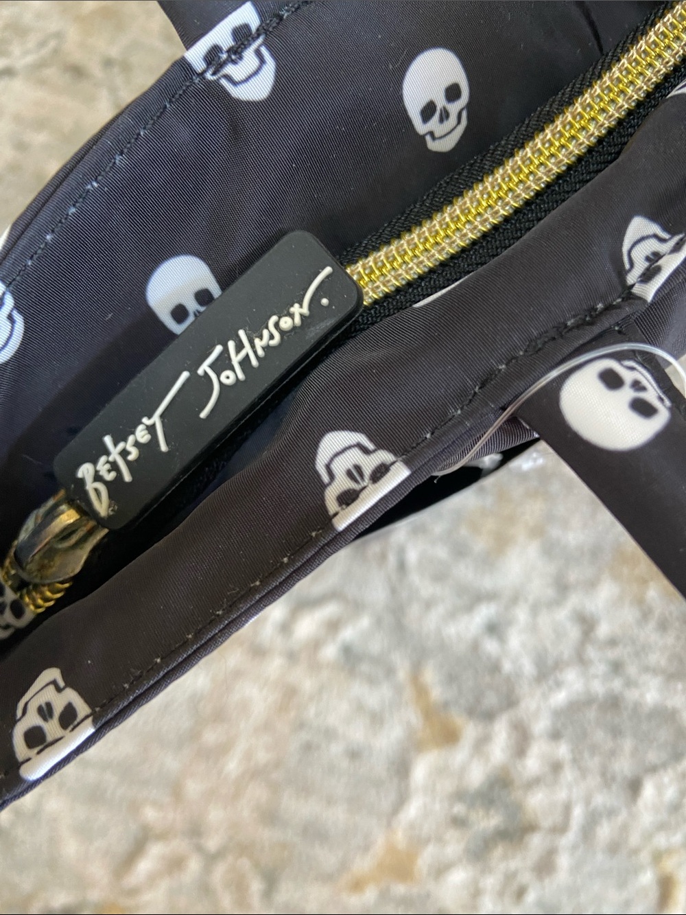 Betsey Johnson Black Skull Print Insulated Tote - Picture 5 of 12